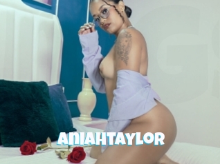 aniahtaylor Miss Gros Seins