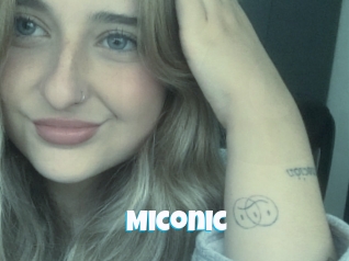 miconic Miss Gros Seins